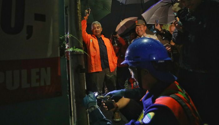 Lampu Jalan Gelap & Drainase Mampet? Farhan Datangi Warga Kujangsari Malam-Malam