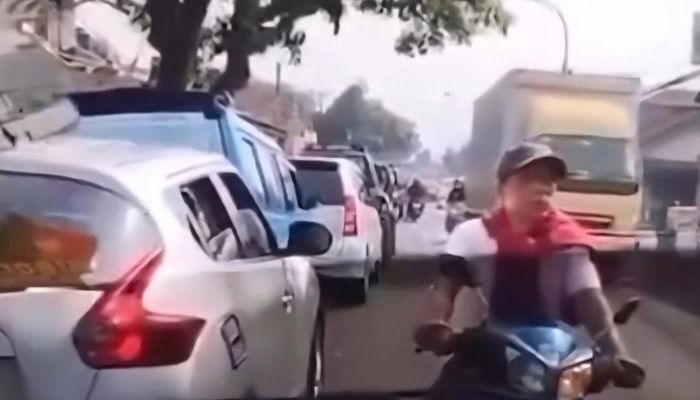 Viral! Pengendara Motor Nekat Hentikan Ambulans di Tengah Jalan, Alasannya Bikin Geleng Kepala