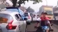 Viral! Pengendara Motor Nekat Hentikan Ambulans di Tengah Jalan, Alasannya Bikin Geleng Kepala
