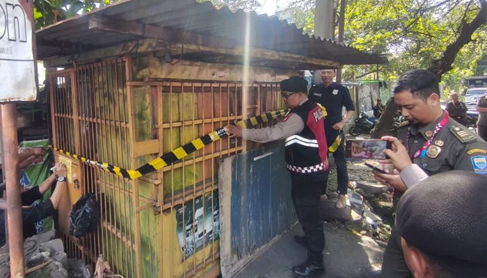 Satpol PP Kota Bandung Sita 134 Minuman Beralkohol dan 1.303 Obat Ilegar di Jl. Ciateul