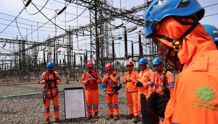 PLN UPT Bandung Optimalkan Pasokan Listrik Jelang Nataru Melalui Perbaikan Konduktor di GI Cikasungka