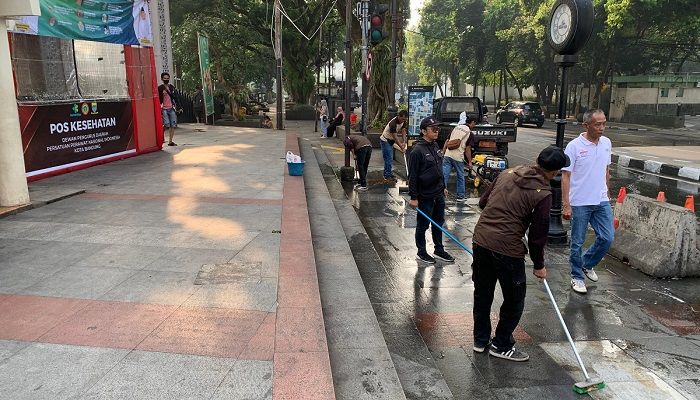 Pemkot Bandung Bersih-bersih Trotoar dan Kawasan Masjid Jelang Lebaran