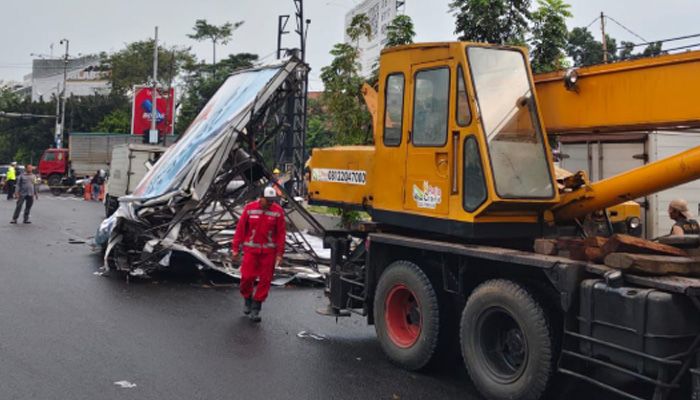 Damkarmatan Bergerak Cepat, Insiden Pohon Tumbang Berhasil Diatasi