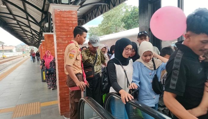165 Relawan dari Komunitas Railfans dan Pramuka Pilih Layani Pelanggan di wilayah KAI Daop 2 Bandung