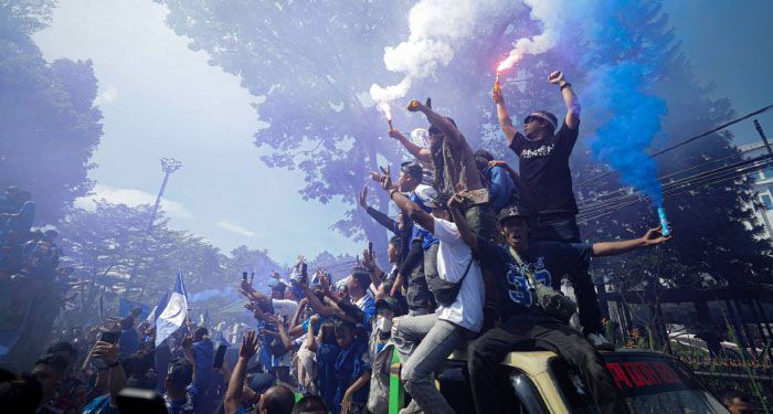 Bandung Dibanjiri Sampah Usai Konvoi Persib, DLH Temukan Tumpukan Flare dan Botol