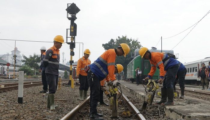 Tingkatkan Keselamatan dan Kenyamanan Perjalanan KA, Daop 2 Bandung Ganti 2.800 Meter Rel 