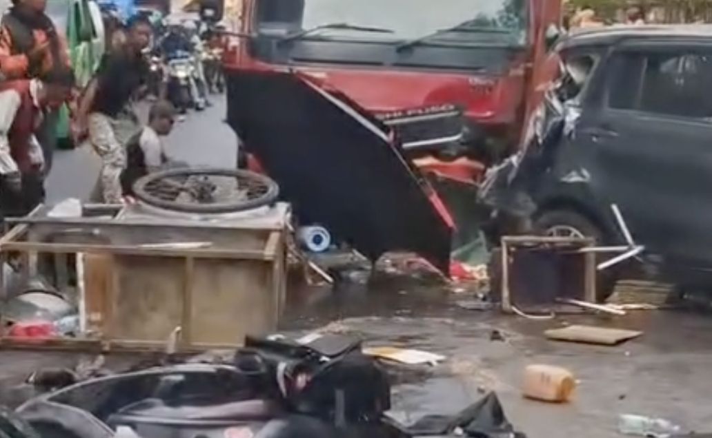 Kecelakaan Beruntun di Depan Terminal Leuwipanjang Bandung, Sejumlah Kendaraan Ringsek, Polisi Selidiki Penyebab