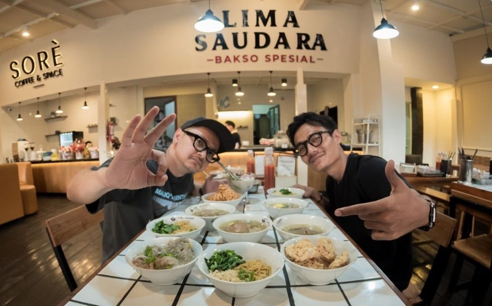 Sensasi Baru di Bandung! Racik Sendiri Kuah Bakso di Baso Lima Saudara