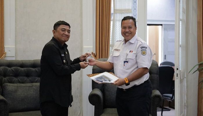 Tingkatkan Keselamatan di Perlintasan Sebidang, KAI Daop 2 Serahkan Gardu JPL 19 ke Pemkab Garut