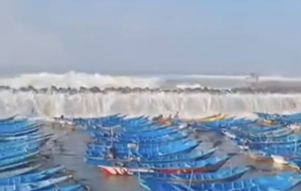 Gelombang Tinggi 3,3 Meter Terjang Pesisir Cipatujah Tasikmalaya, Ratusan Perahu Nelayan Terombang-ambing
