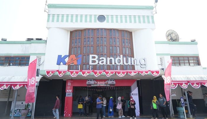 KAI Daop 2 Bandung Percantik Stasiun dan KA dengan Ornamen Kemerdekaan
