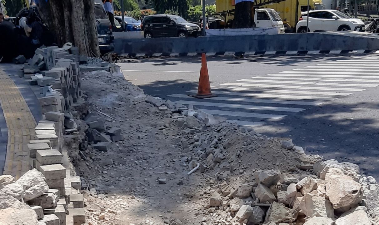 Trotoar Gasibu Terlalu Tinggi Akhirnya Diperbaiki, Dedi Mulyadi Minta Dibuat Undakan