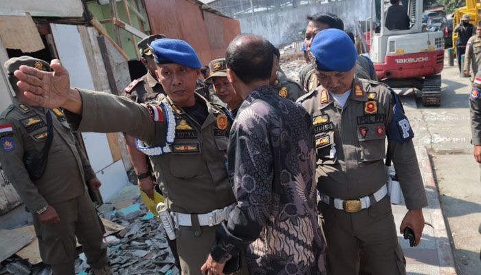 Tenggat 7 Hari Diabaikan, Pemkot Bandung Bongkar Bangunan Liar di Pasirluyu