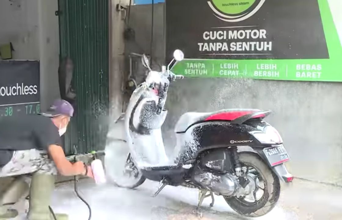 Motor Wajib Dicuci Pakai Sabun Khusus Setelah Terkena Hujan, Ini Alasannya!