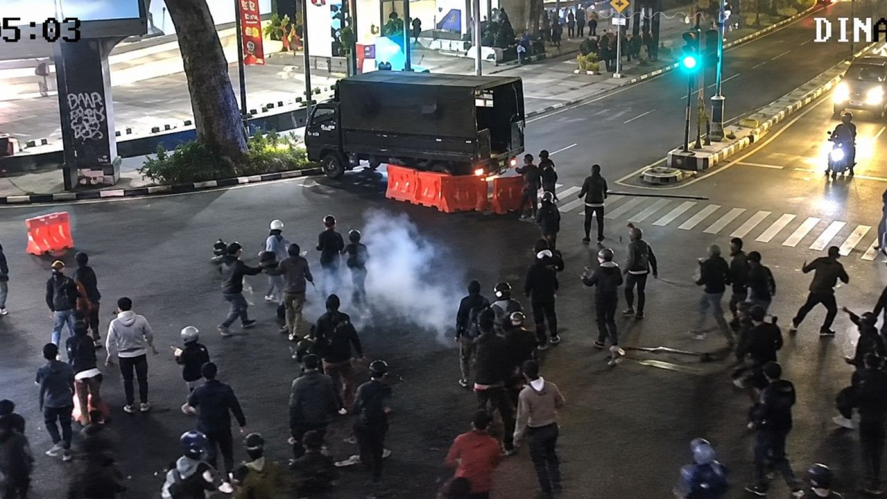 CCTV Penyerangan Mobil Polisi di Bandung Viral, Tiga Anggota Terluka Usai Aksi Unjuk Rasa
