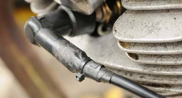 Motor Sering Mati Mendadak Saat Hujan? Tutup Busi Getas dan Bocor Bisa Jadi Penyebabnya